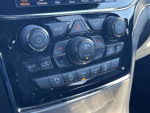 Used 2022 Jeep Grand Cherokee Limited image 33