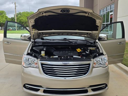 Used 2016 Chrysler Town & Country Limited FWD image 14