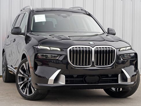 Used 2025 BMW X7 xDrive40i w/ Parking Assistance Package image 4
