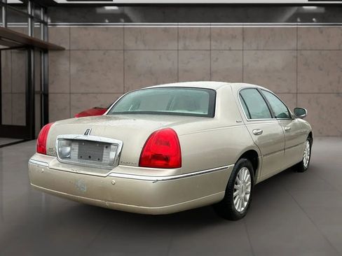 Used 2004 Lincoln Town Car Signature RWD image 6