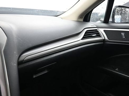 Used 2020 Ford Fusion SE image 27