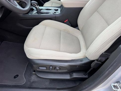 Used 2022 Chevrolet Traverse LS FWD image 19