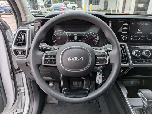 Used 2023 Kia Sorento LX FWD image 13