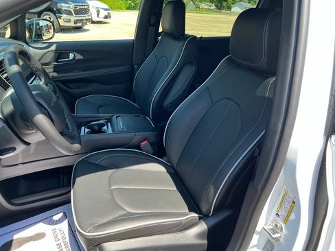 New 2027 Chrysler Pacifica Limited FWD image 33