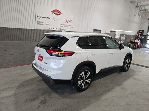 Used 2025 Nissan Rogue SL image 3