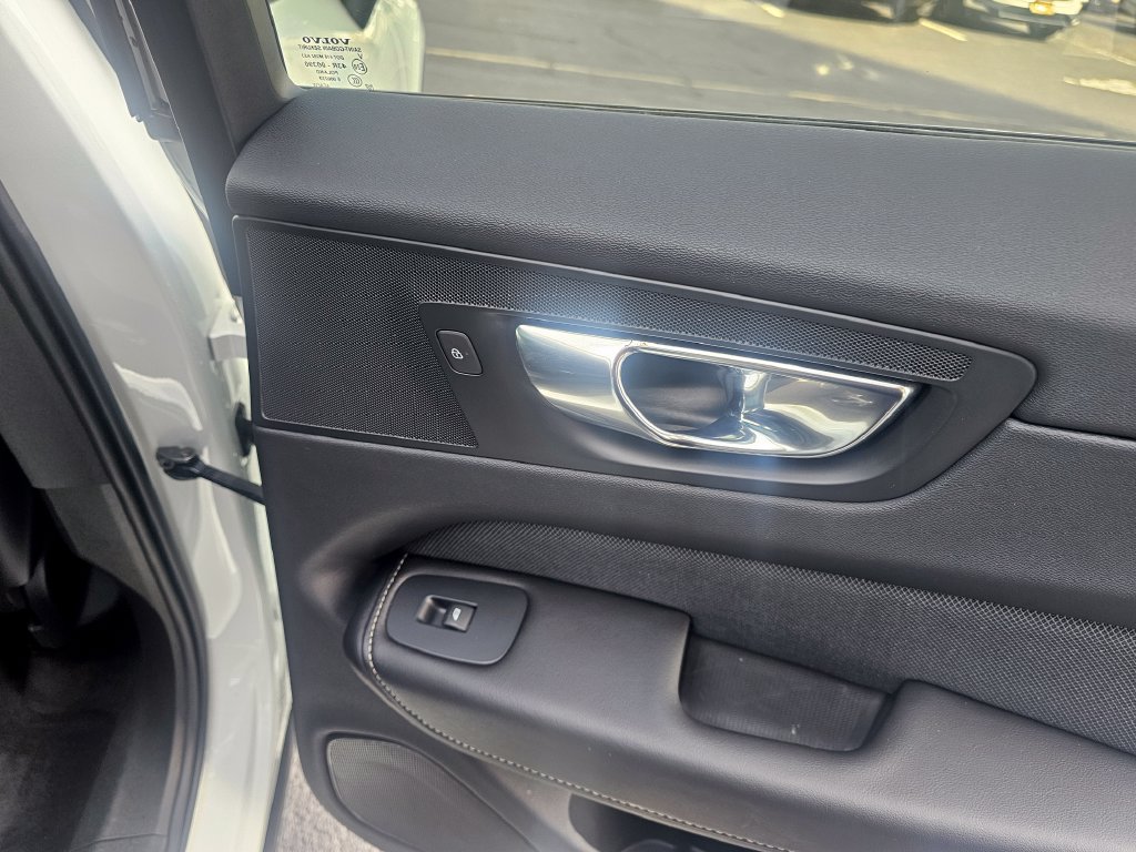 Used 2022 Volvo XC60 B6 R-Design AWD/4WD image 35