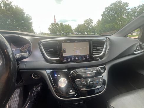 Used 2020 Chrysler Pacifica Touring-L w/ Advanced Safetytec Group AWD/4WD image 7