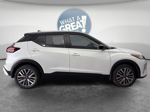 Used 2023 Nissan Kicks SV image 2