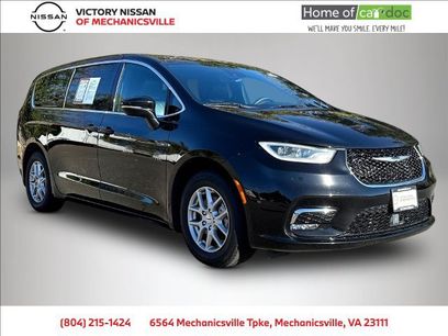 Used 2025 Chrysler Pacifica Select
