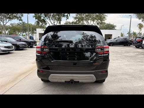Used 2025 Honda Pilot TrailSport image 5