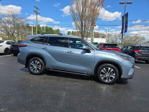Used 2022 Toyota Highlander XLE AWD/4WD image 8