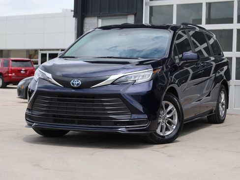 Used 2023 Toyota Sienna LE w/ LE Plus Package AWD/4WD image 3