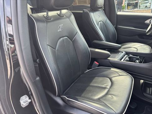 Used 2025 Chrysler Pacifica Limited FWD image 26