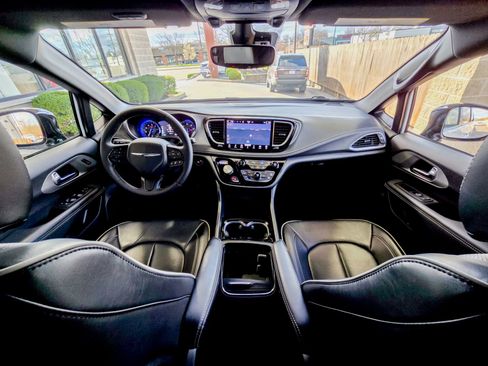 Used 2025 Chrysler Pacifica Limited image 2