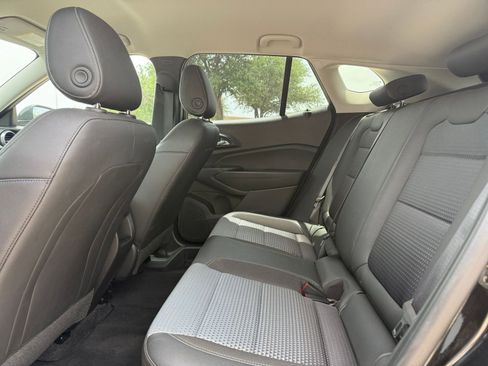 Used 2025 Chevrolet Trax LT w/ LT Convenience Package FWD image 25