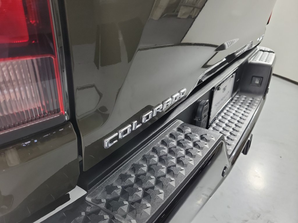 Used 2025 Chevrolet Colorado ZR2 w/ Technology Package AWD/4WD image 7