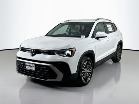 Certified 2025 Volkswagen Taos SE image 3