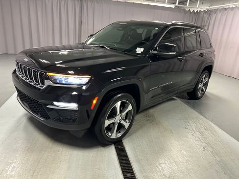 Used 2024 Jeep Grand Cherokee Limited w/ Luxury Tech Group II AWD/4WD image 3