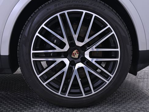 Used 2025 Porsche Cayenne image 14