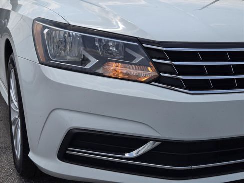 Used 2017 Volkswagen Passat 1.8T SE FWD image 2