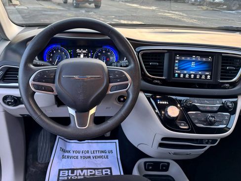 Used 2018 Chrysler Pacifica Touring Plus image 17