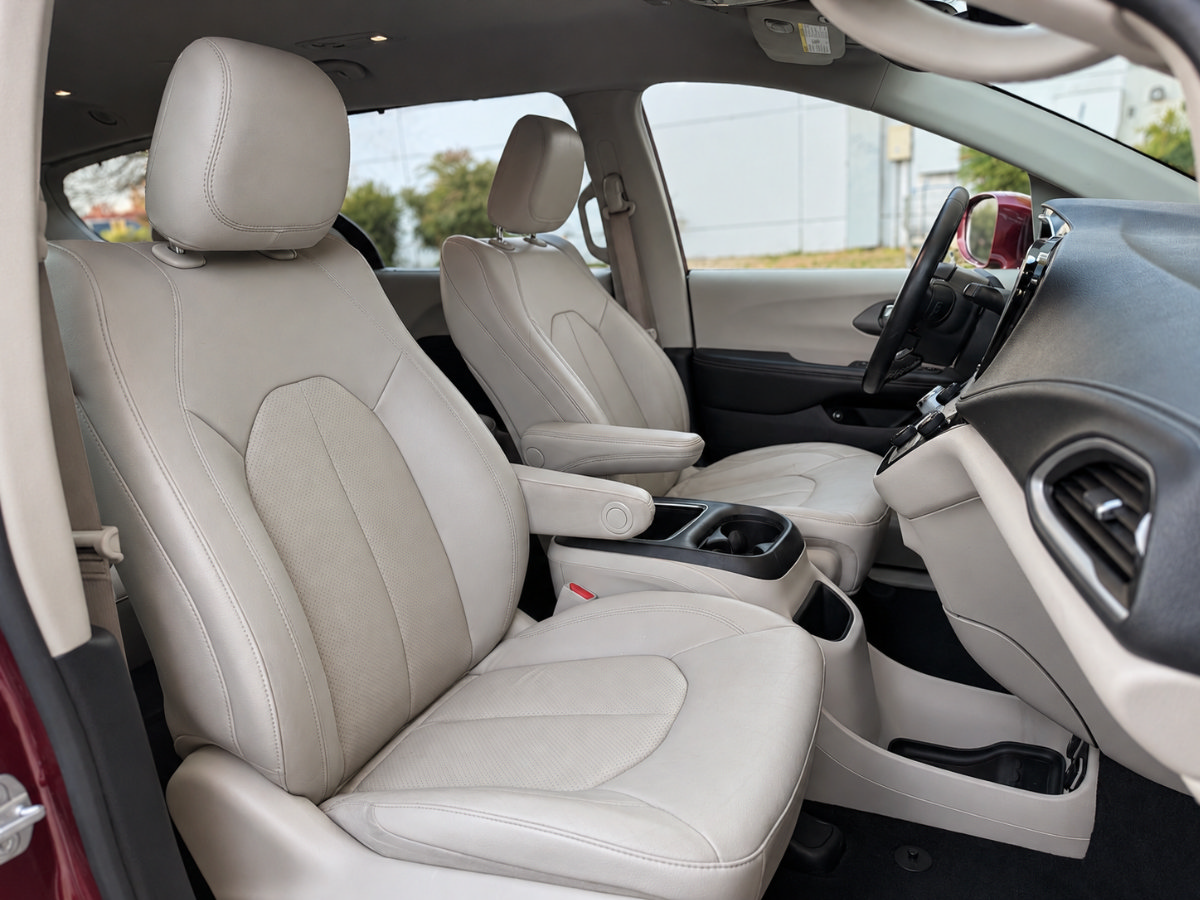 Used 2021 Chrysler Pacifica Touring-L FWD image 14