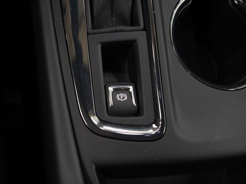 Used 2023 Chevrolet Equinox Premier image 25