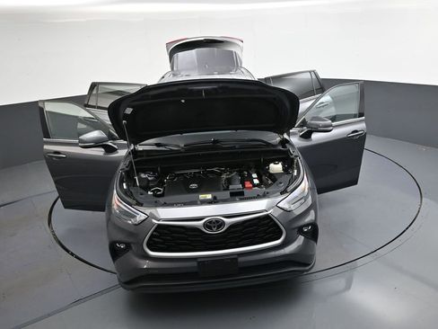 Used 2022 Toyota Highlander LE image 38