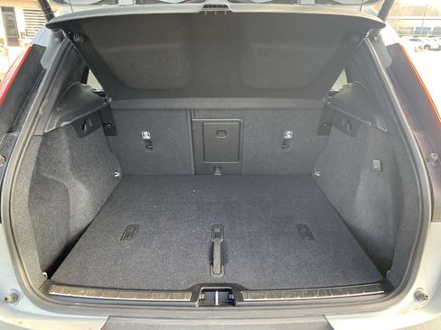 Used 2025 Volvo XC40 B5 Plus image 34