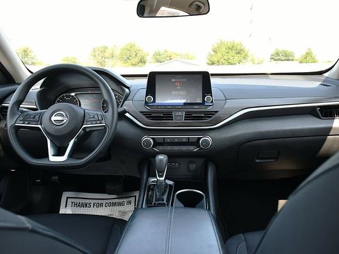 Used 2024 Nissan Altima 2.5 SV FWD image 22