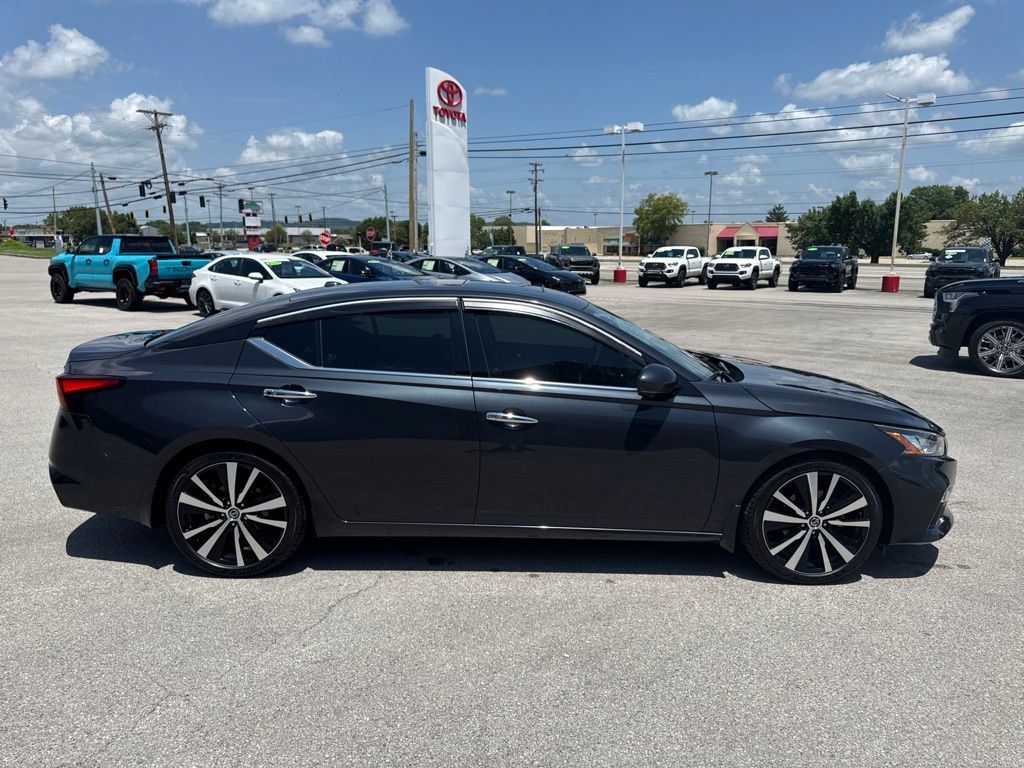 Used 2020 Nissan Altima 2.5 Platinum FWD image 2