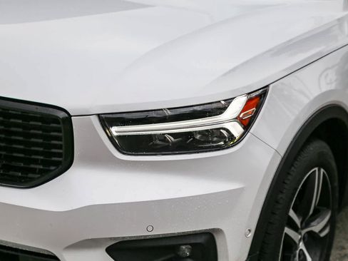 Used 2019 Volvo XC40 T4 R-Design FWD image 10
