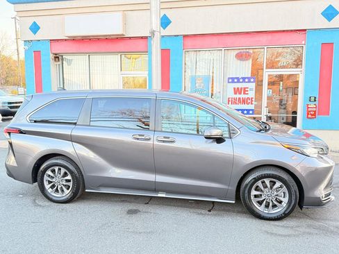 Used 2022 Toyota Sienna XLE image 9