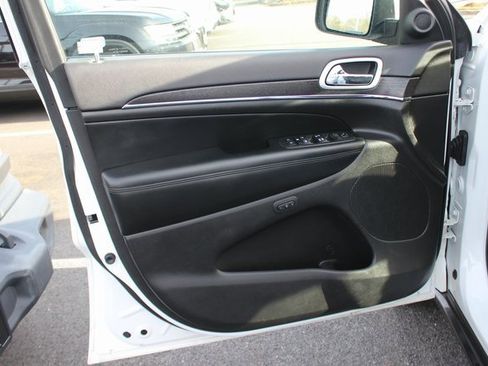 Used 2018 Jeep Grand Cherokee Limited image 20