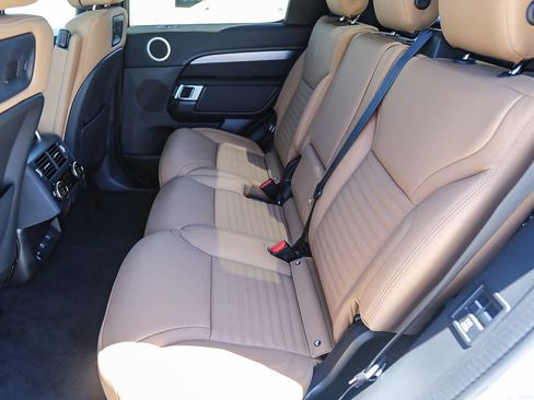 New 2025 Land Rover Discovery Dynamic SE image 18