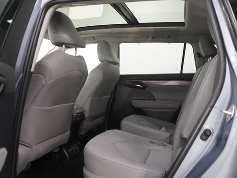 Used 2023 Toyota Highlander Platinum AWD/4WD image 19