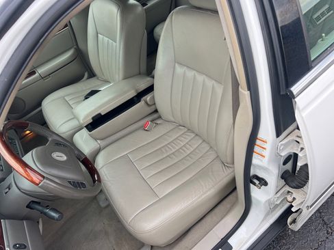 Used 2003 Lincoln Town Car Signature RWD image 12
