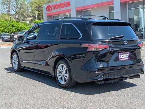 Used 2022 Toyota Sienna XSE w/ XSE Plus Package image 8