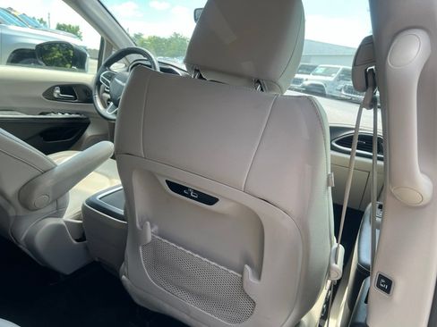 Used 2021 Chrysler Pacifica Touring-L FWD image 22