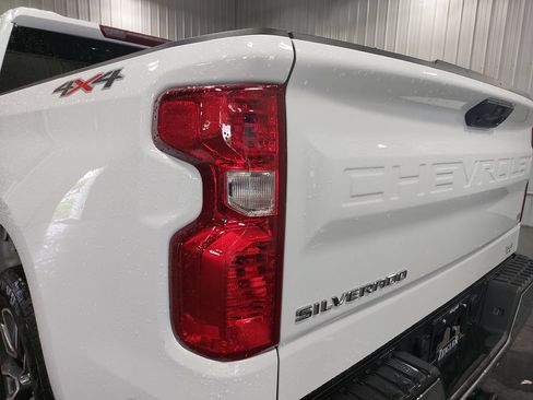 Used 2023 Chevrolet Silverado 1500 LT AWD/4WD image 34