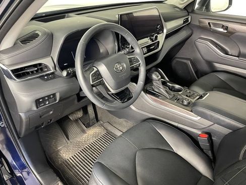 Used 2023 Toyota Highlander Platinum AWD/4WD image 3