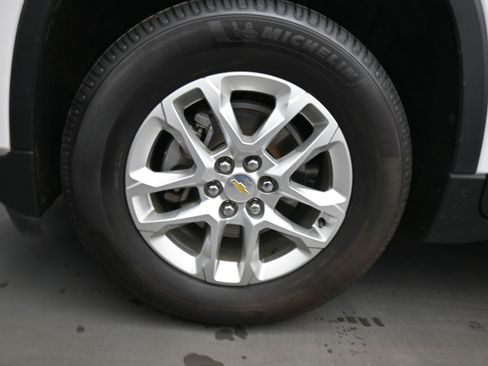 Used 2020 Chevrolet Traverse LT image 11