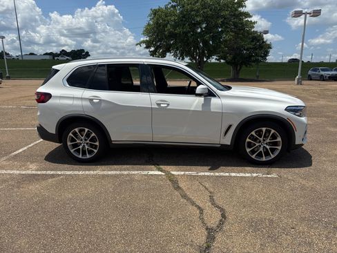 Used 2022 BMW X5 xDrive40i w/ Luxury Seating Package AWD/4WD image 4