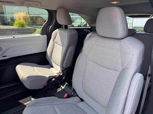 Used 2025 Toyota Sienna LE FWD image 12