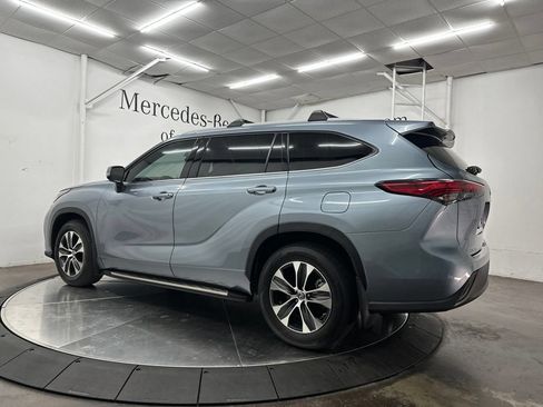 Used 2022 Toyota Highlander XLE AWD/4WD image 5