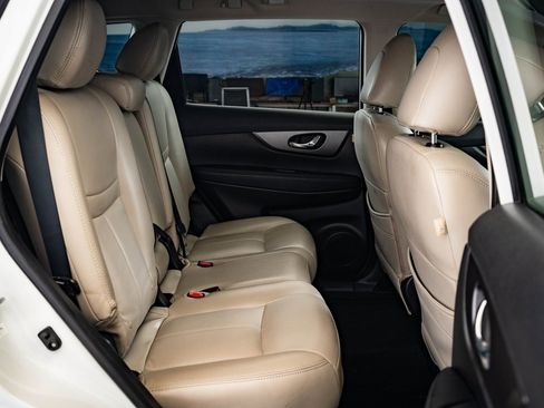 Used 2016 Nissan Rogue SV w/ SV Premium Package image 34