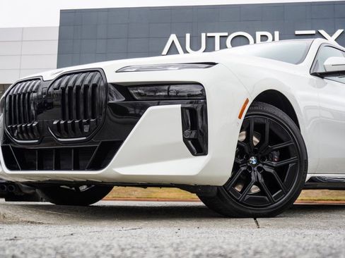 Used 2023 BMW 760i xDrive w/ Executive Package image 2