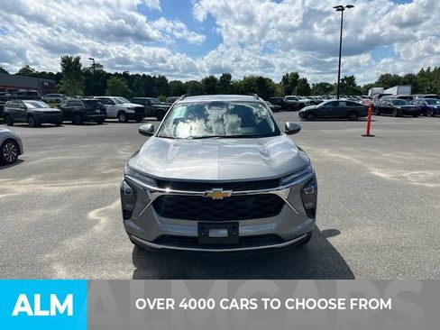 Used 2025 Chevrolet Trax LT w/ LT Convenience Package FWD image 2