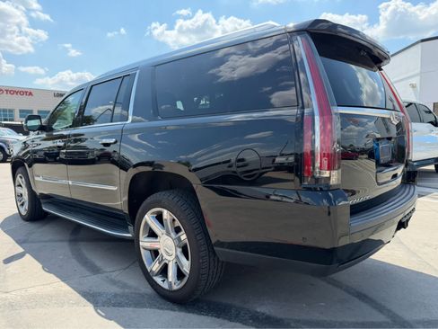 Used 2017 Cadillac Escalade ESV Luxury AWD/4WD image 2