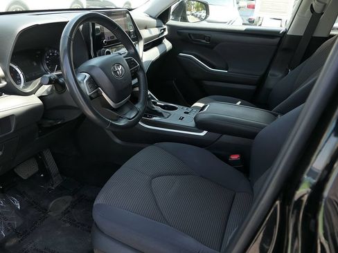 Used 2024 Toyota Highlander LE FWD image 8